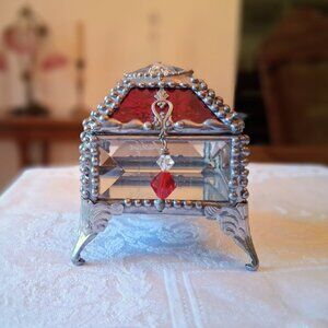 OLD WORLD CRAFTSMANSHIP NEW WORLD DESIGNS RING PERFECT BOX FOR ENGAGEMENT RING
